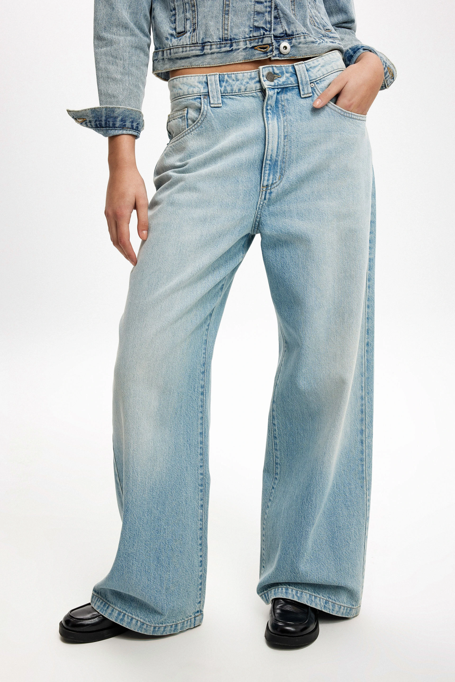 1018-low-super-baggy-jean-sunfaded-blue-1.jpg