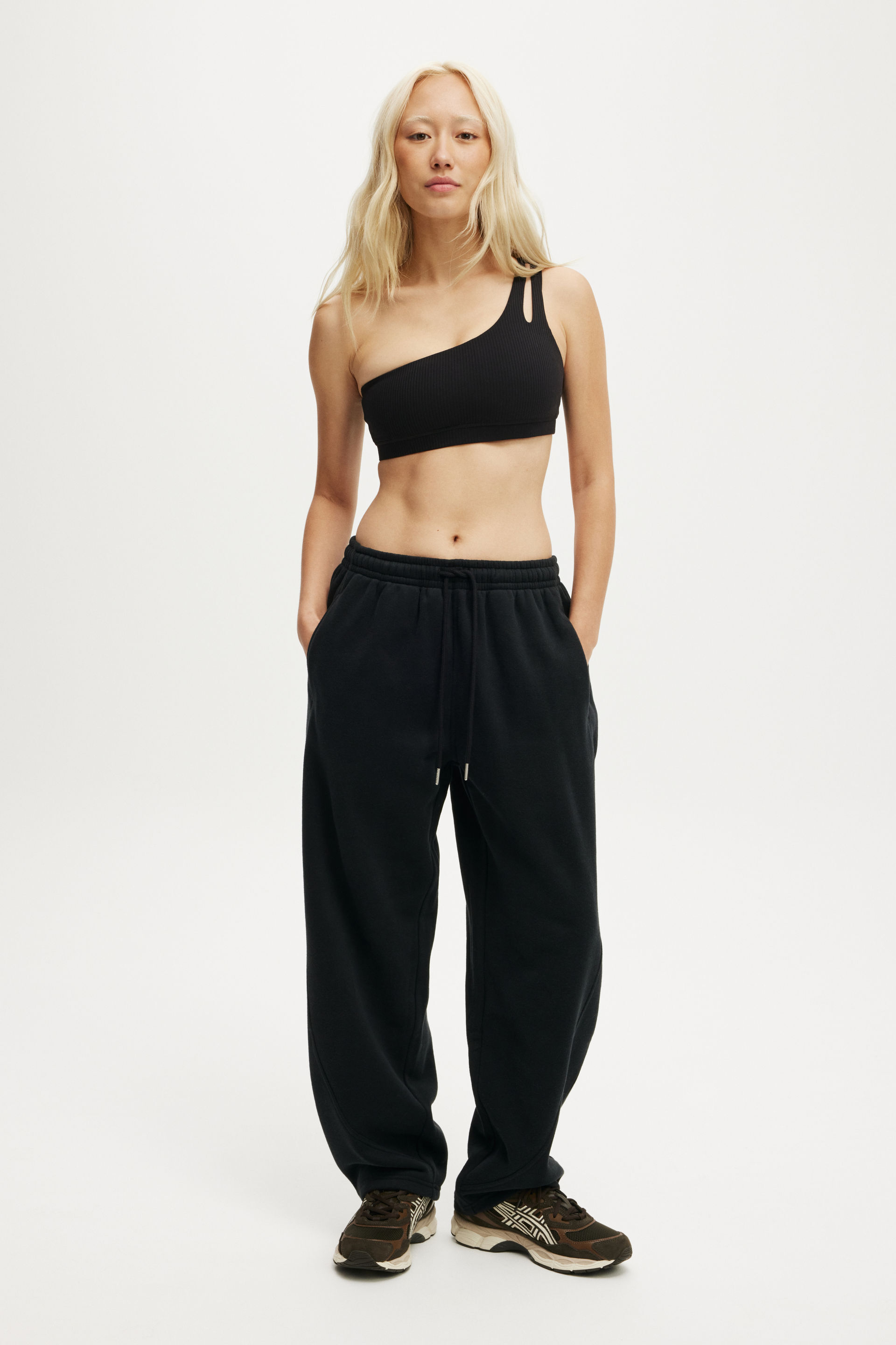 Plush Essential Barrel Sweatpant black