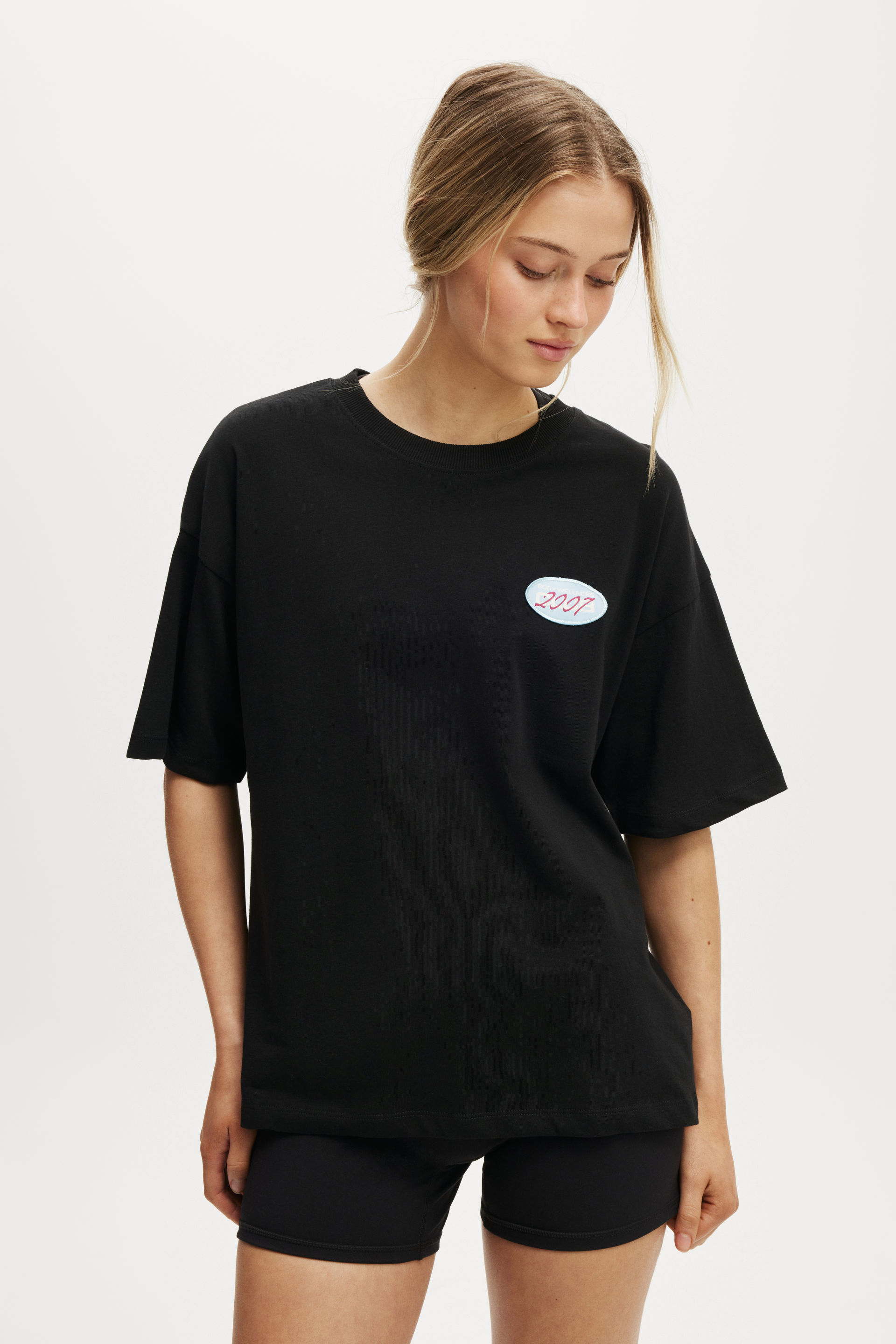 Active Graphic Tee black/bwc interlaced badge