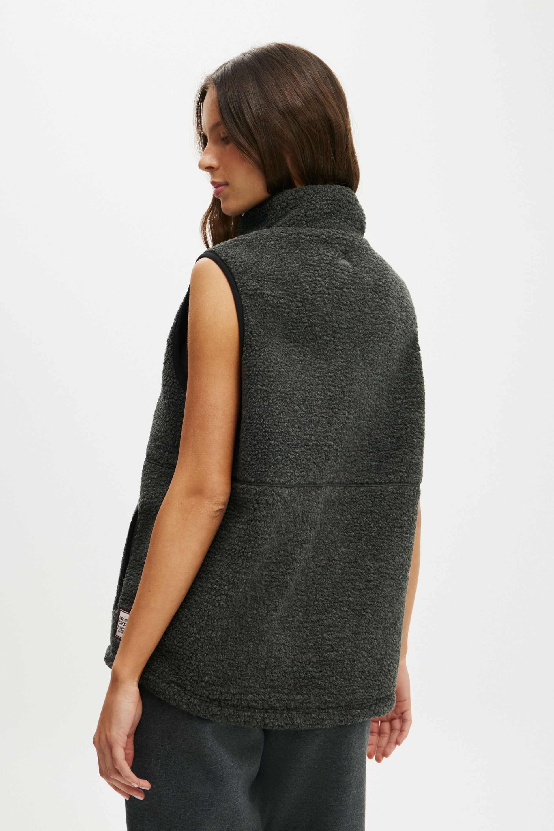 13905-peak-sherpa-vest-charcoal-marle-badge-1.jpg