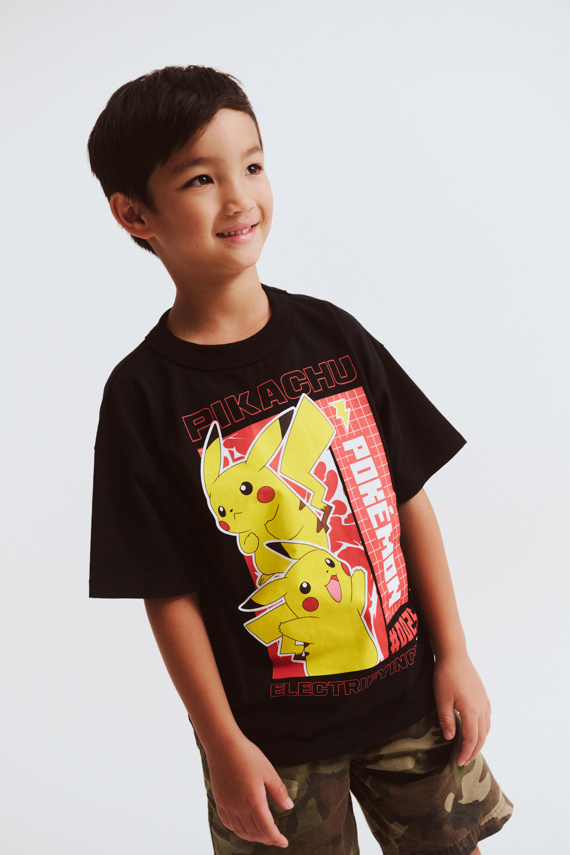Pok&eacute;mon Drop Shoulder Short Sleeve Tee lcn pok black/pikachu electric type