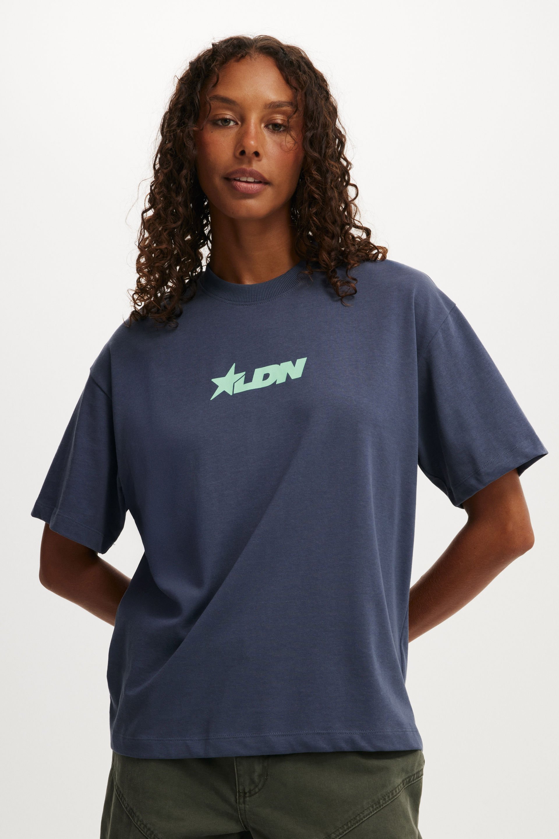 The Premium Boxy Graphic Tee london / collegiate navy