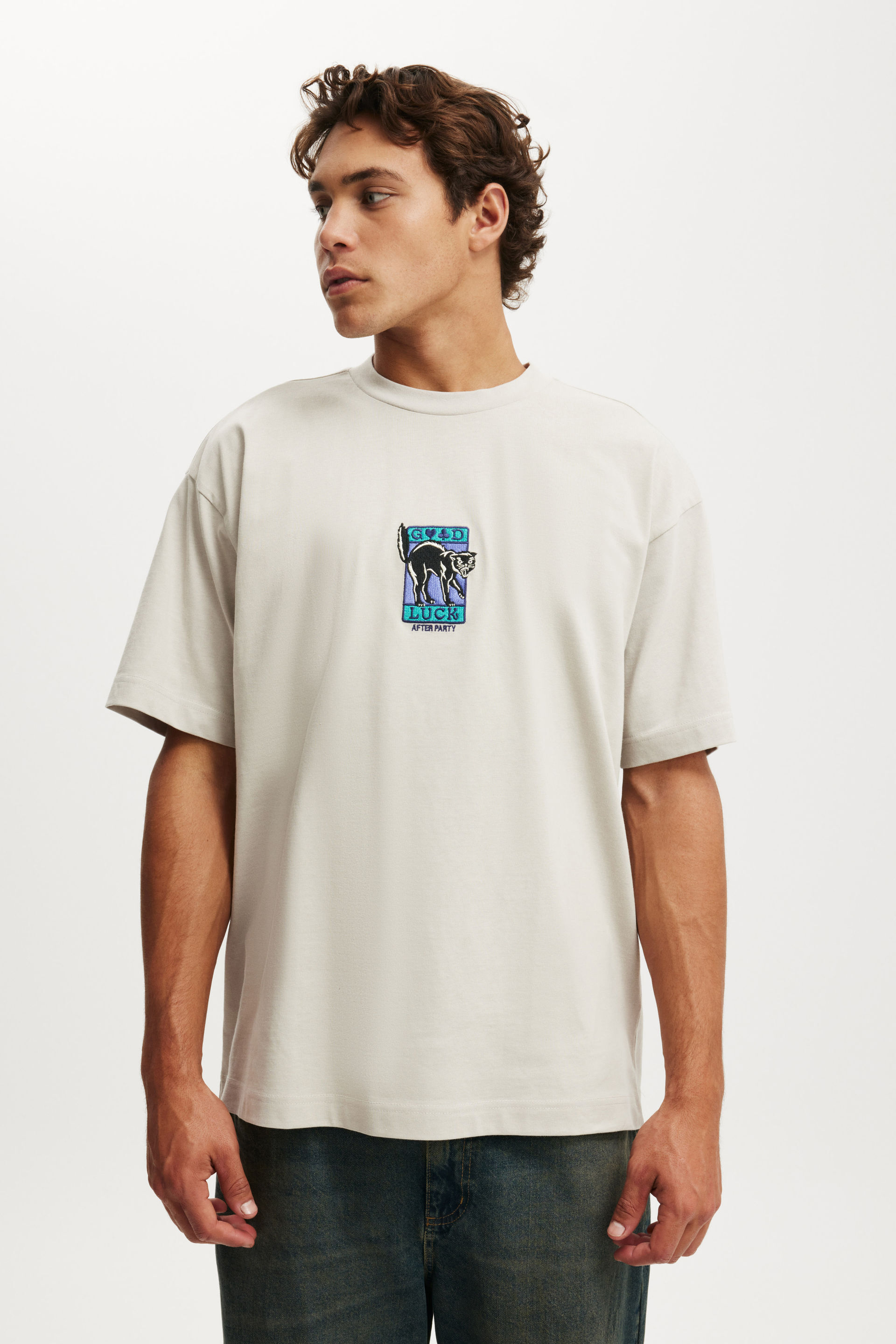 22583-box-fit-graphic-t-shirt-smoke-good-luck-1.jpg