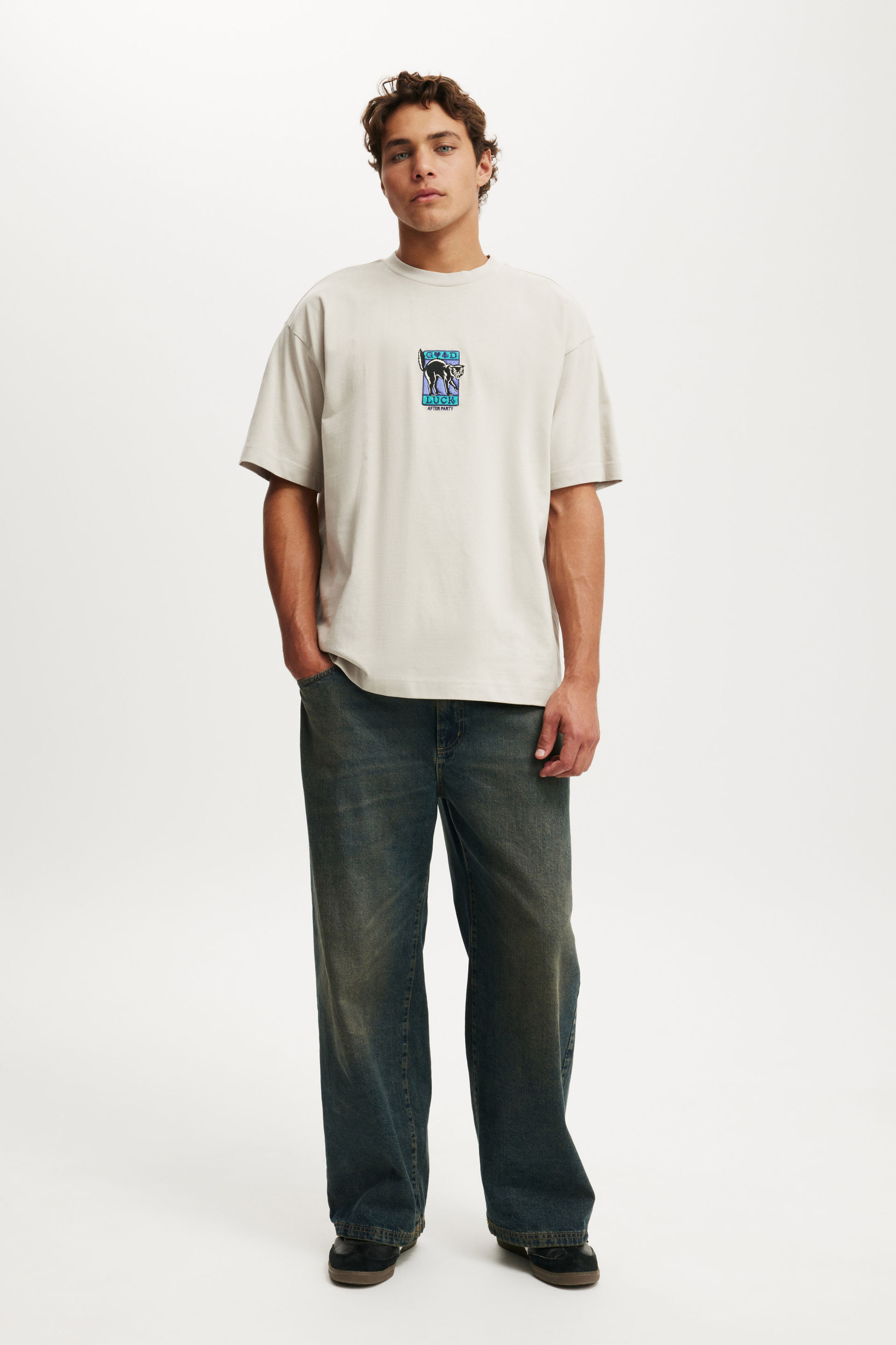 22583-box-fit-graphic-t-shirt-smoke-good-luck-1.jpg