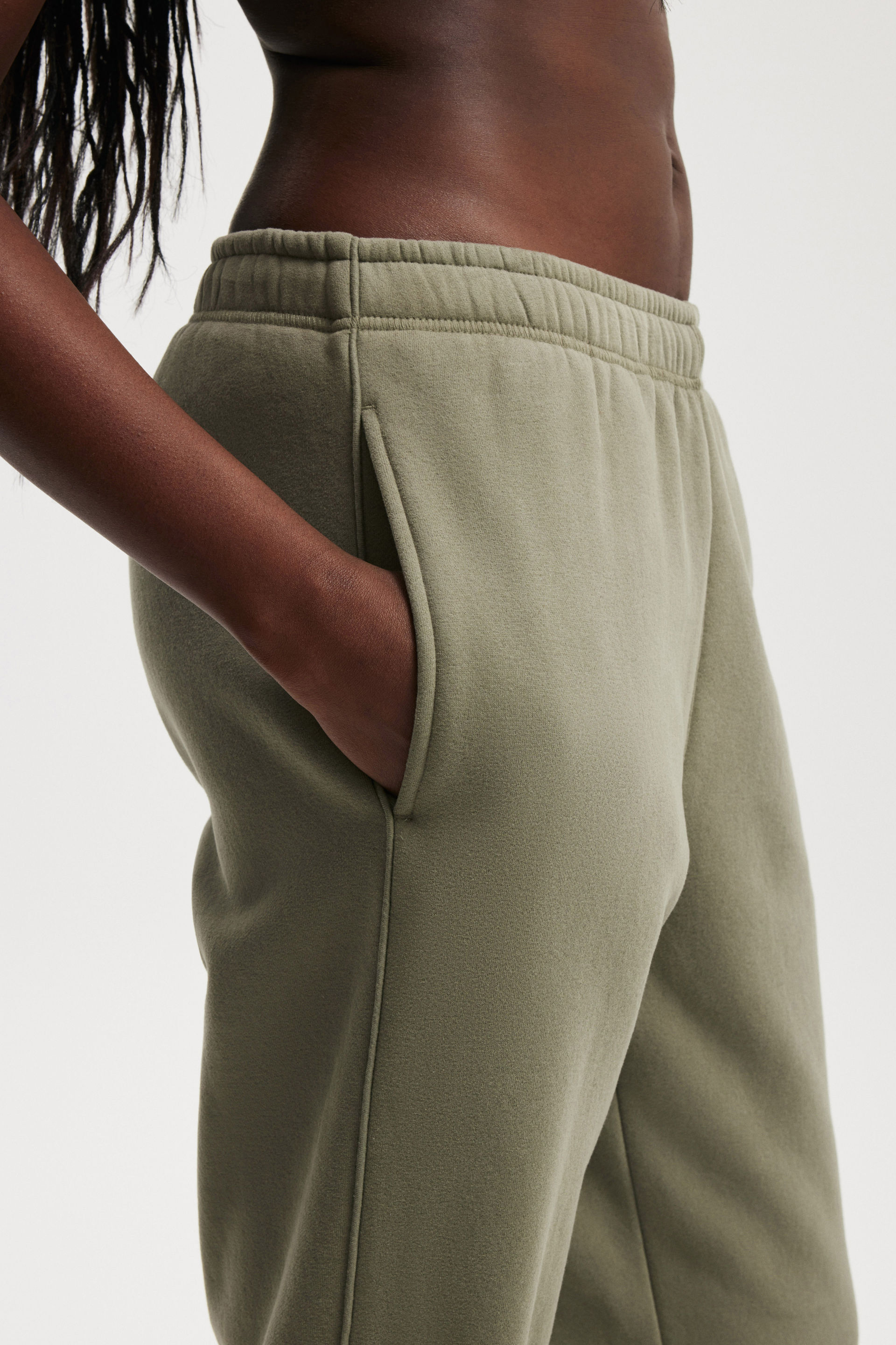 24084-plush-essential-gym-sweatpant-jungle-green-1.jpg