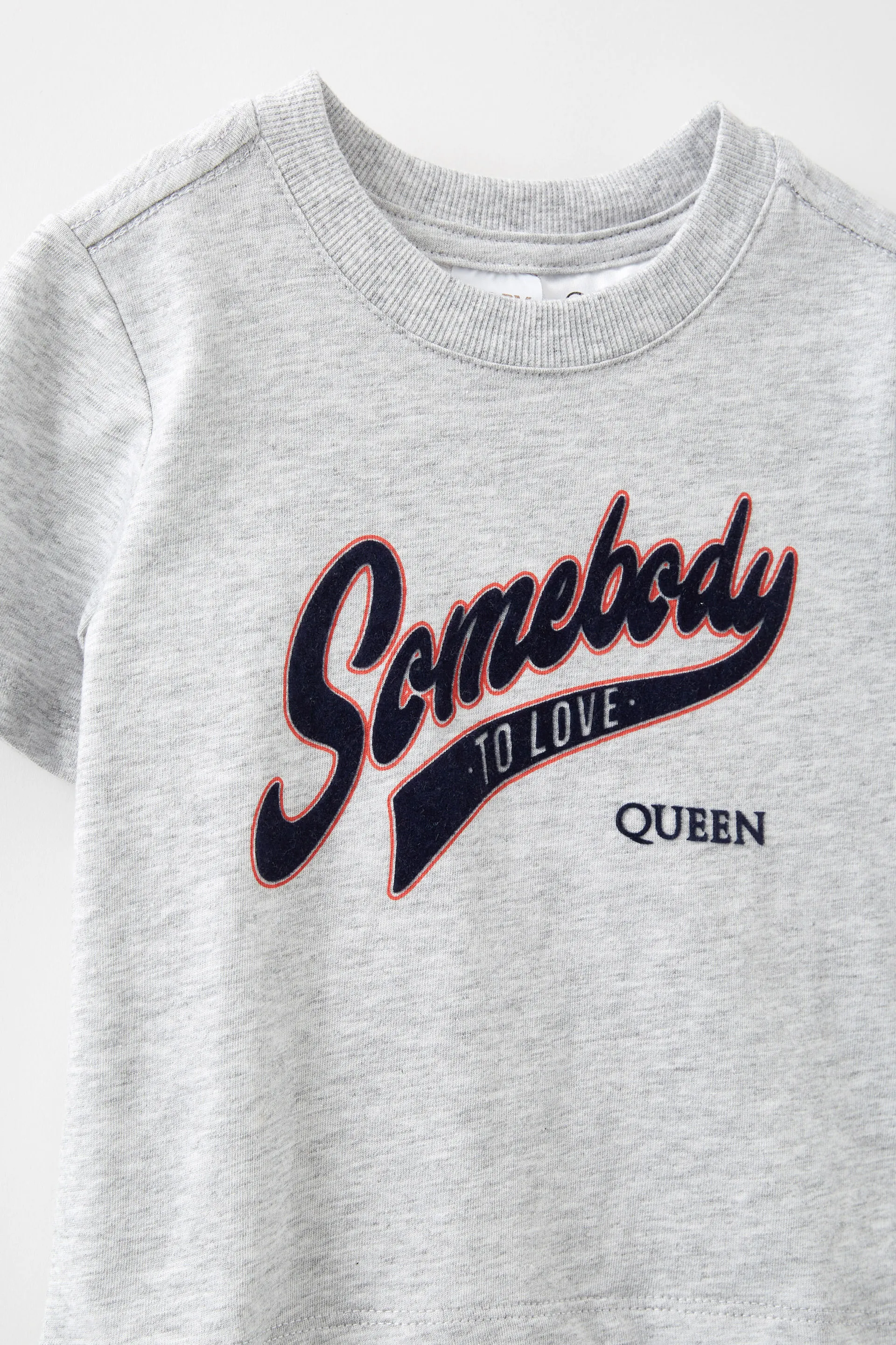 25273-queen-short-sleeve-graphic-print-tee-lcn-bra-cloud-marle-queen-somebody-to-love-1.jpg
