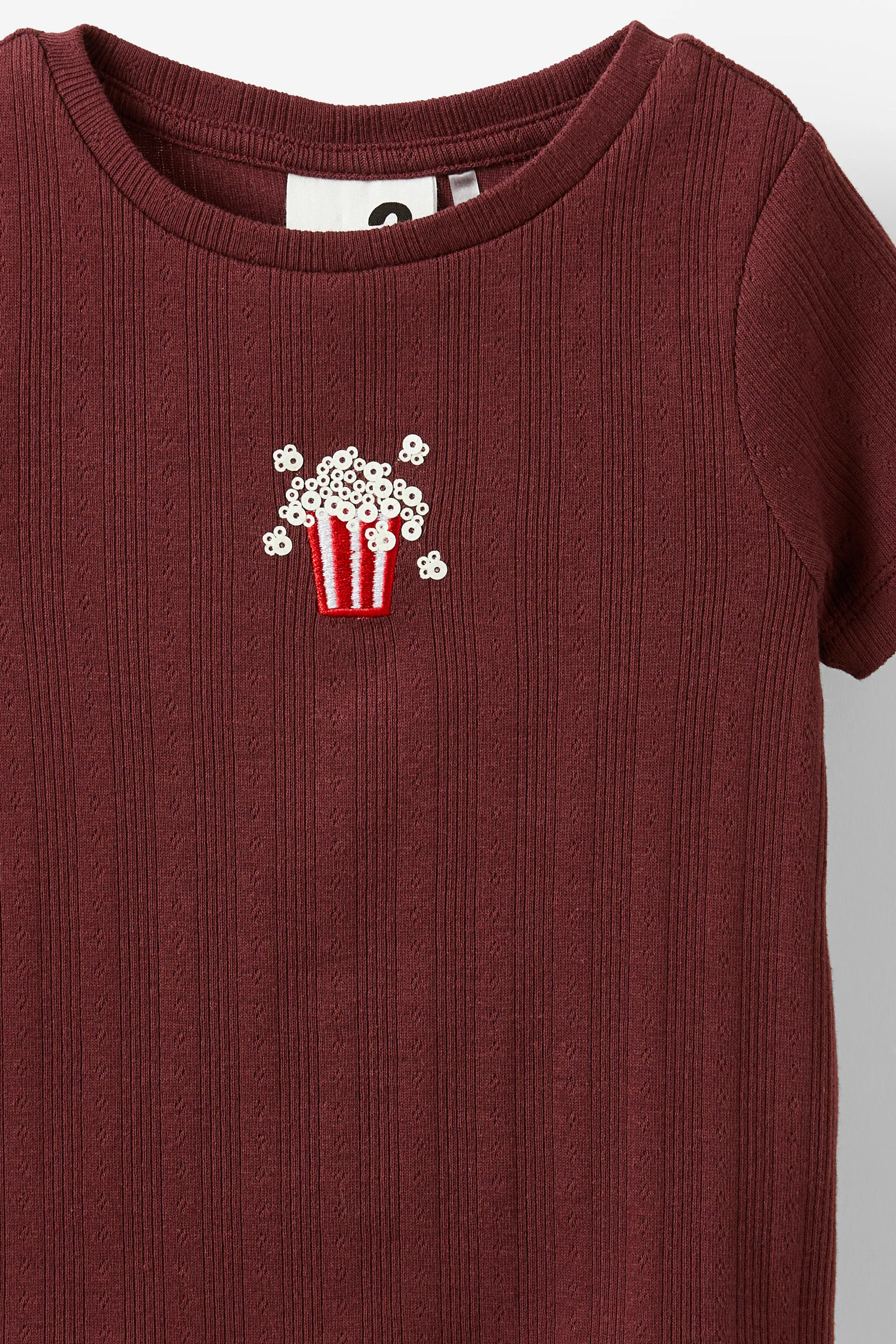 25656-raya-baby-tee-bordeaux-popcorn-1.jpg