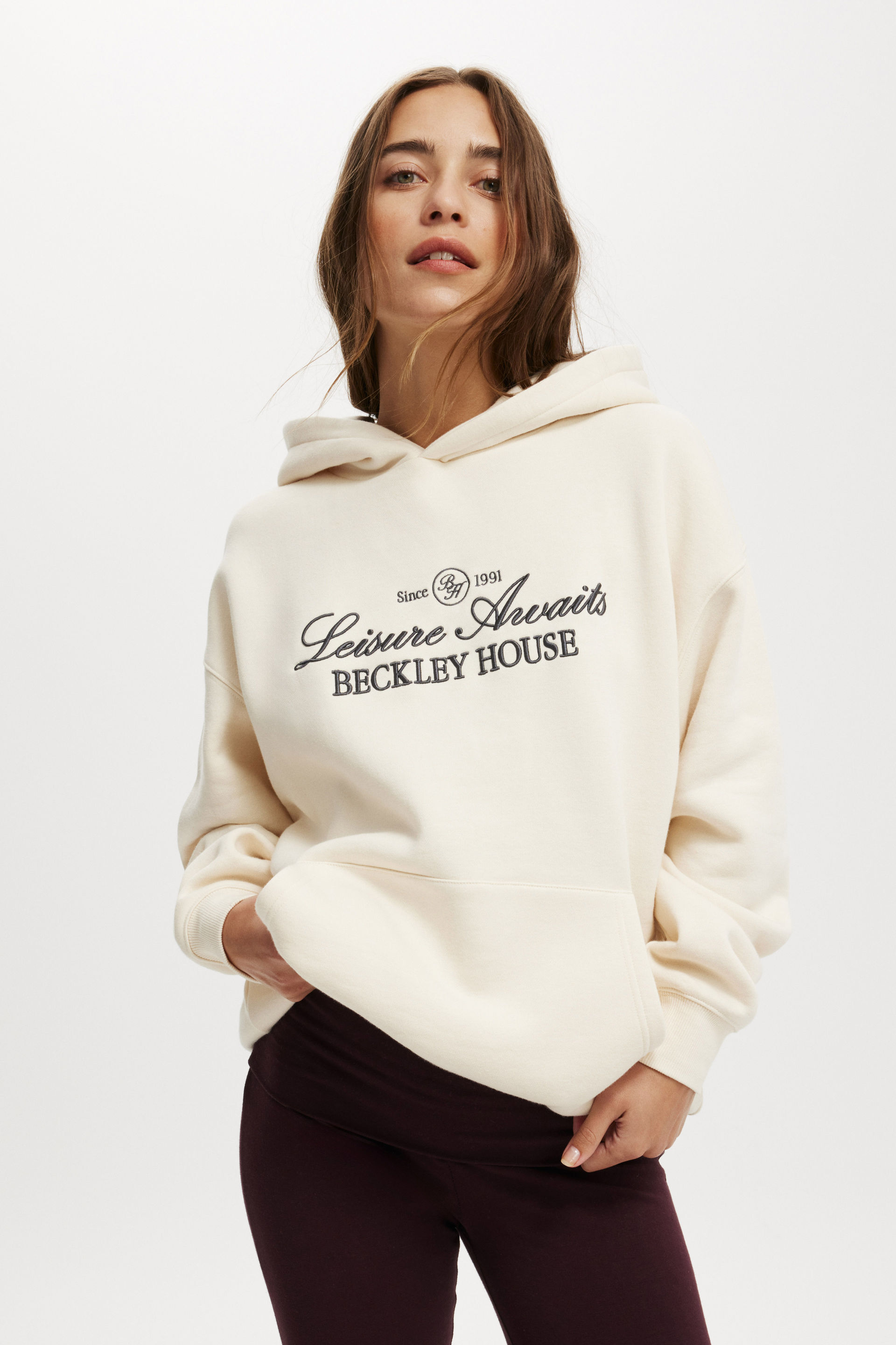 Graphic Fleece Hoodie leisure awaits / cream