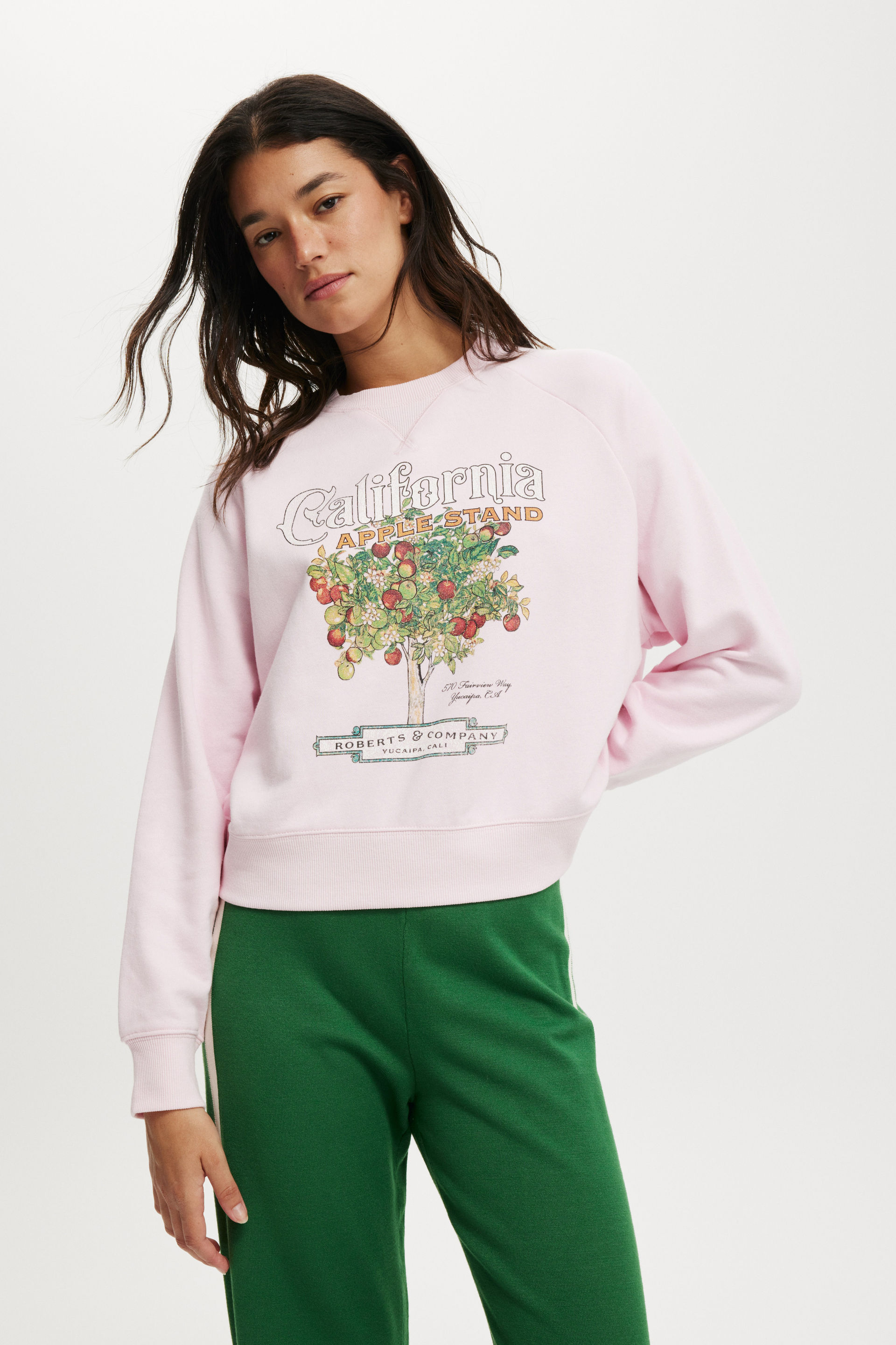 Classic Fleece Graphic Raglan Crew Sweatshirt california apple stand/babydoll pink