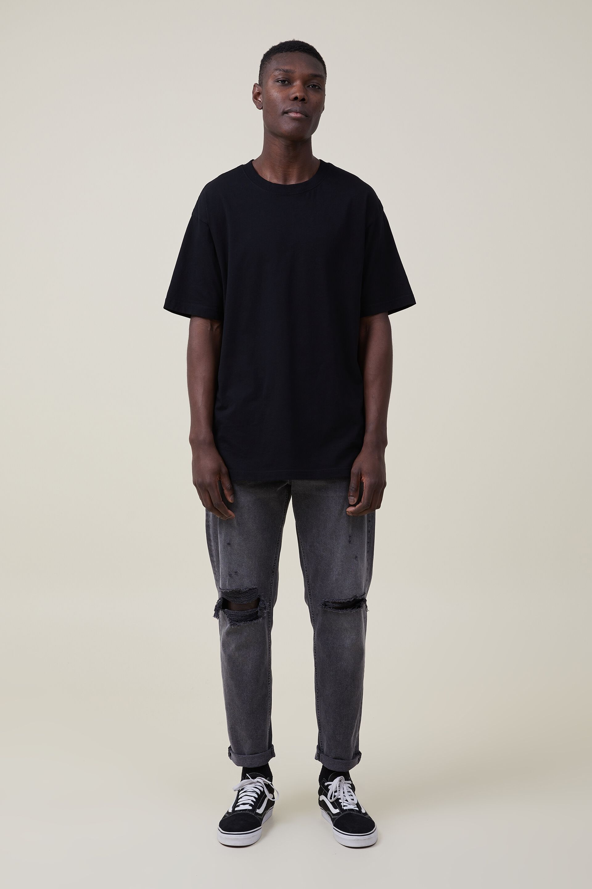 Relaxed Tapered Jean black rock rip