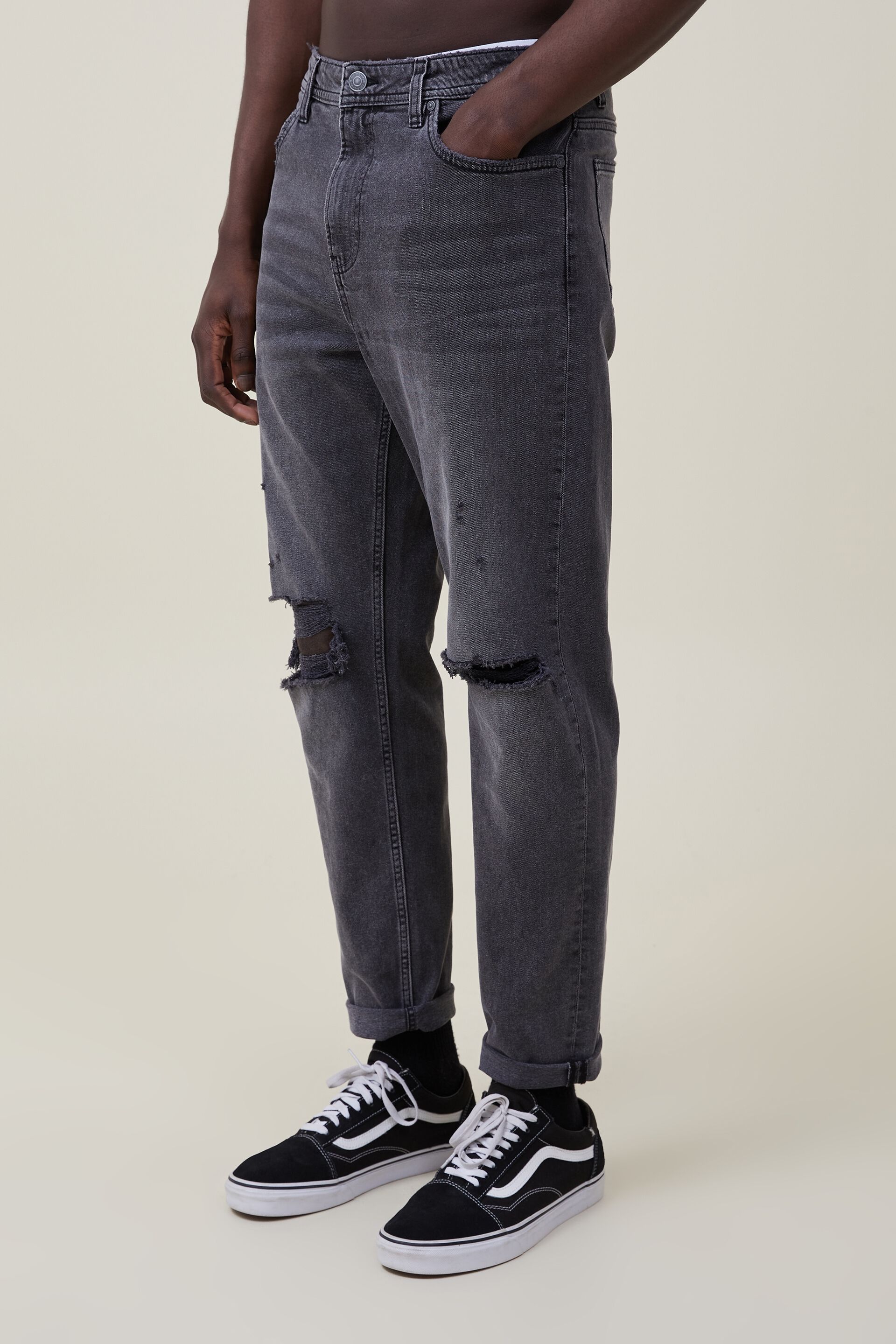 Relaxed Tapered Jean black rock rip