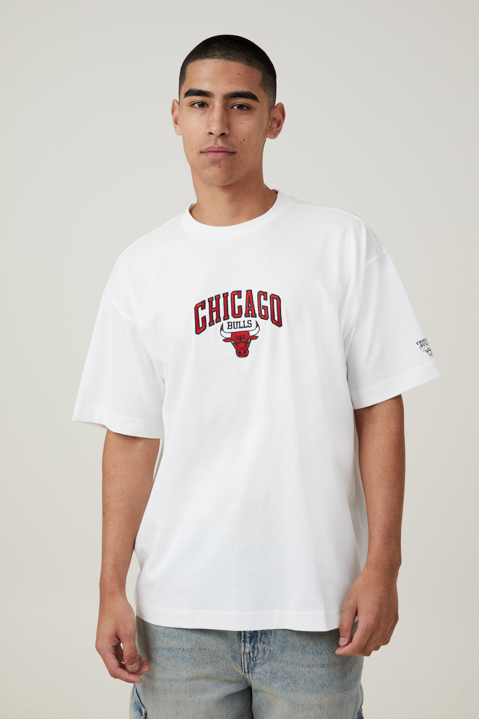 5239-nba-chicago-bulls-box-fit-t-shirt-lcn-nba-vintage-white-chicago-bulls-arch-1.jpg