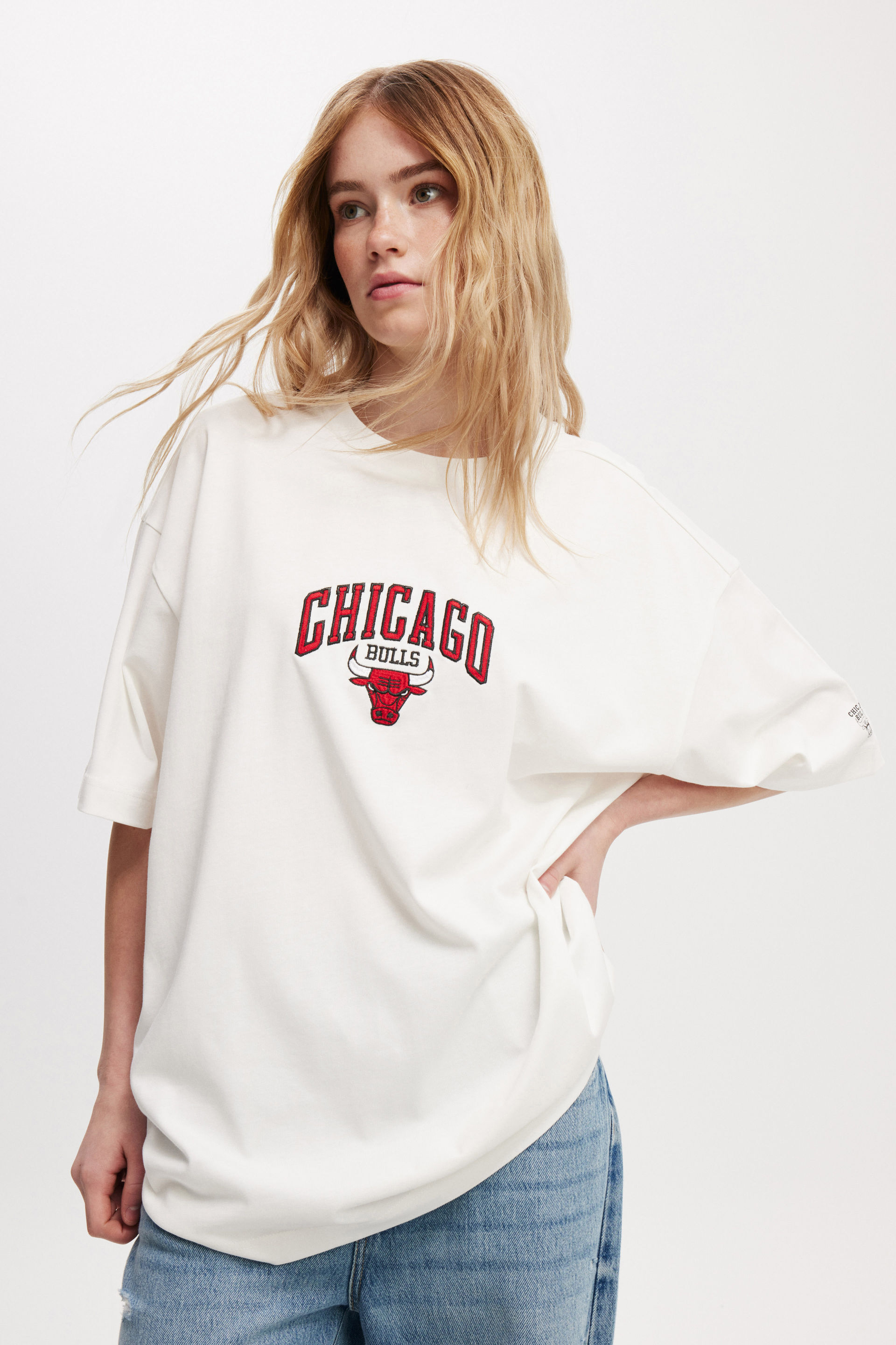 5239-nba-chicago-bulls-box-fit-t-shirt-lcn-nba-vintage-white-chicago-bulls-arch-1.jpg