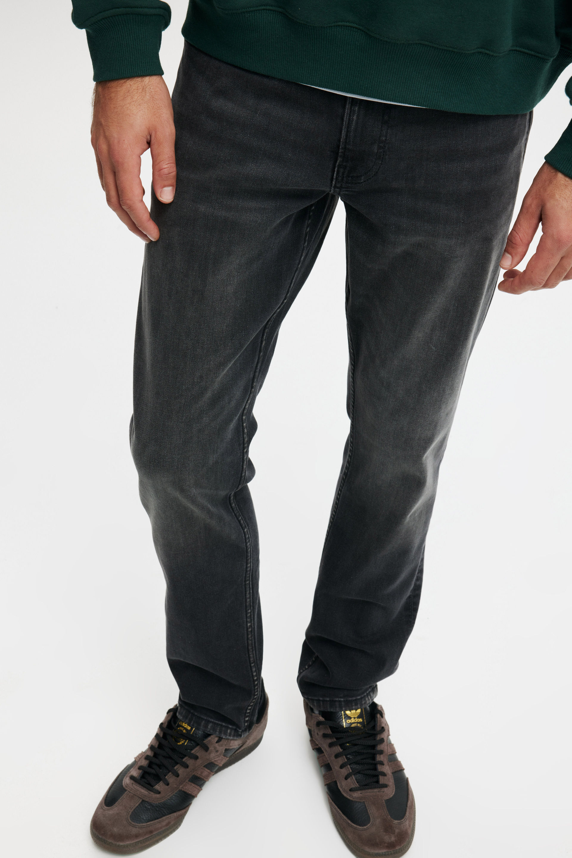 5624-slim-tapered-jean-dreamy-black-1.jpg