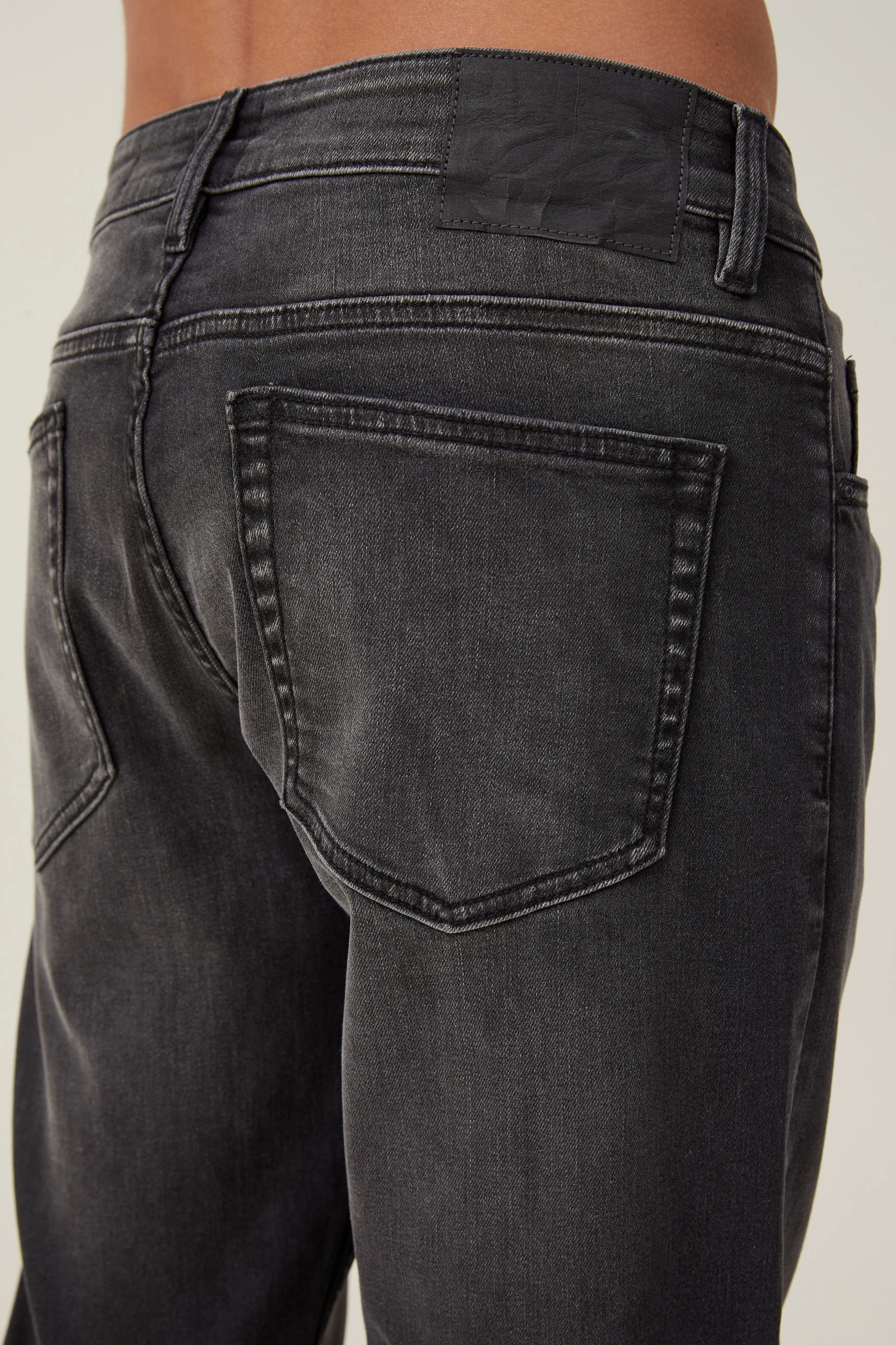 5624-slim-tapered-jean-dreamy-black-1.jpg