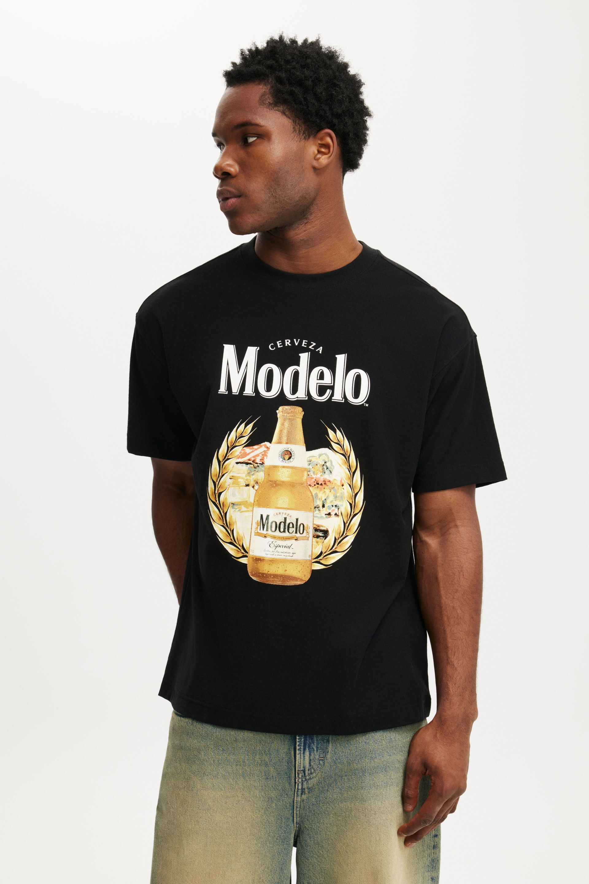 7503-modelo-box-fit-t-shirt-lcn-mod-black-modelo-wreath-1.jpg