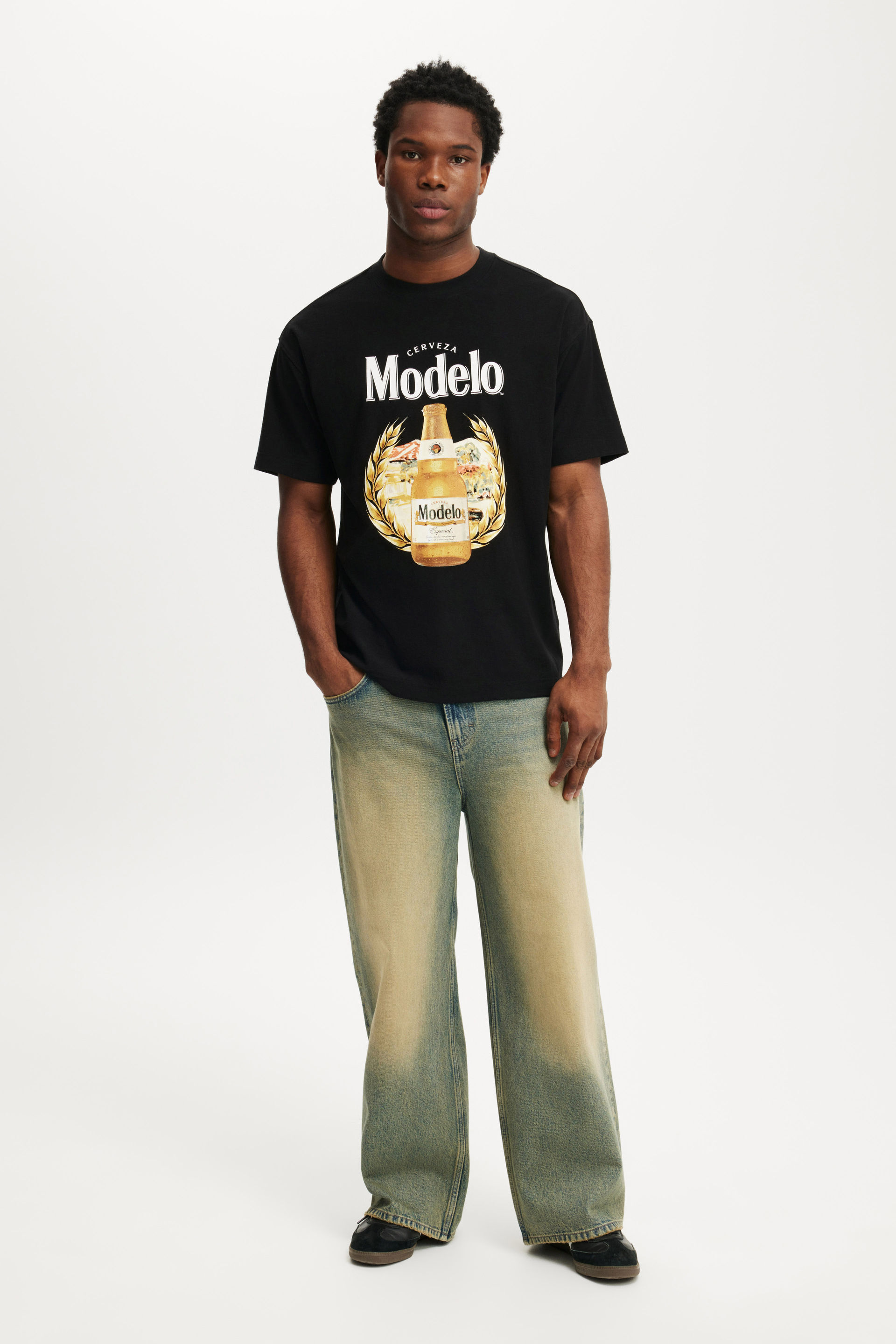 7503-modelo-box-fit-t-shirt-lcn-mod-black-modelo-wreath-1.jpg