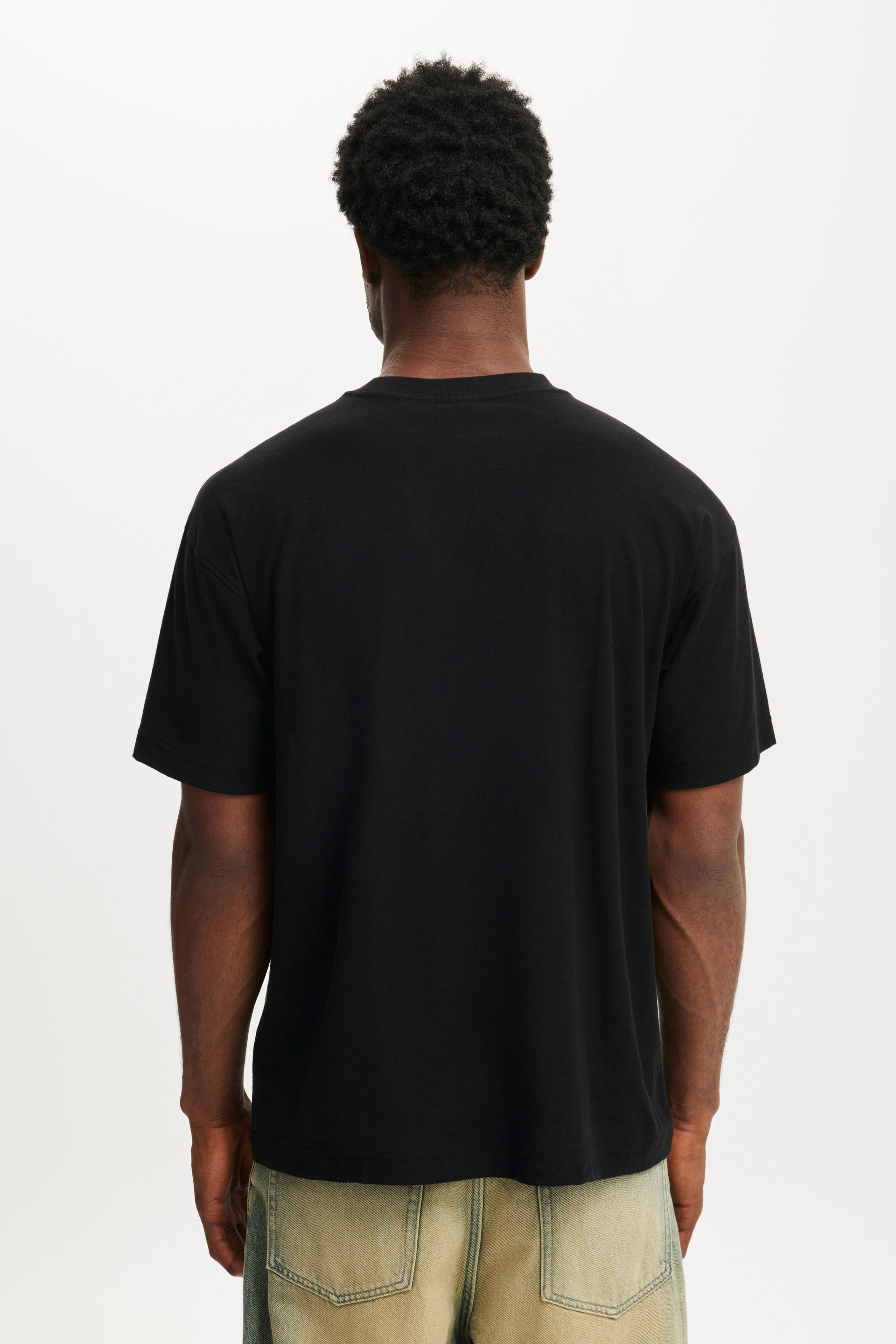 7503-modelo-box-fit-t-shirt-lcn-mod-black-modelo-wreath-1.jpg