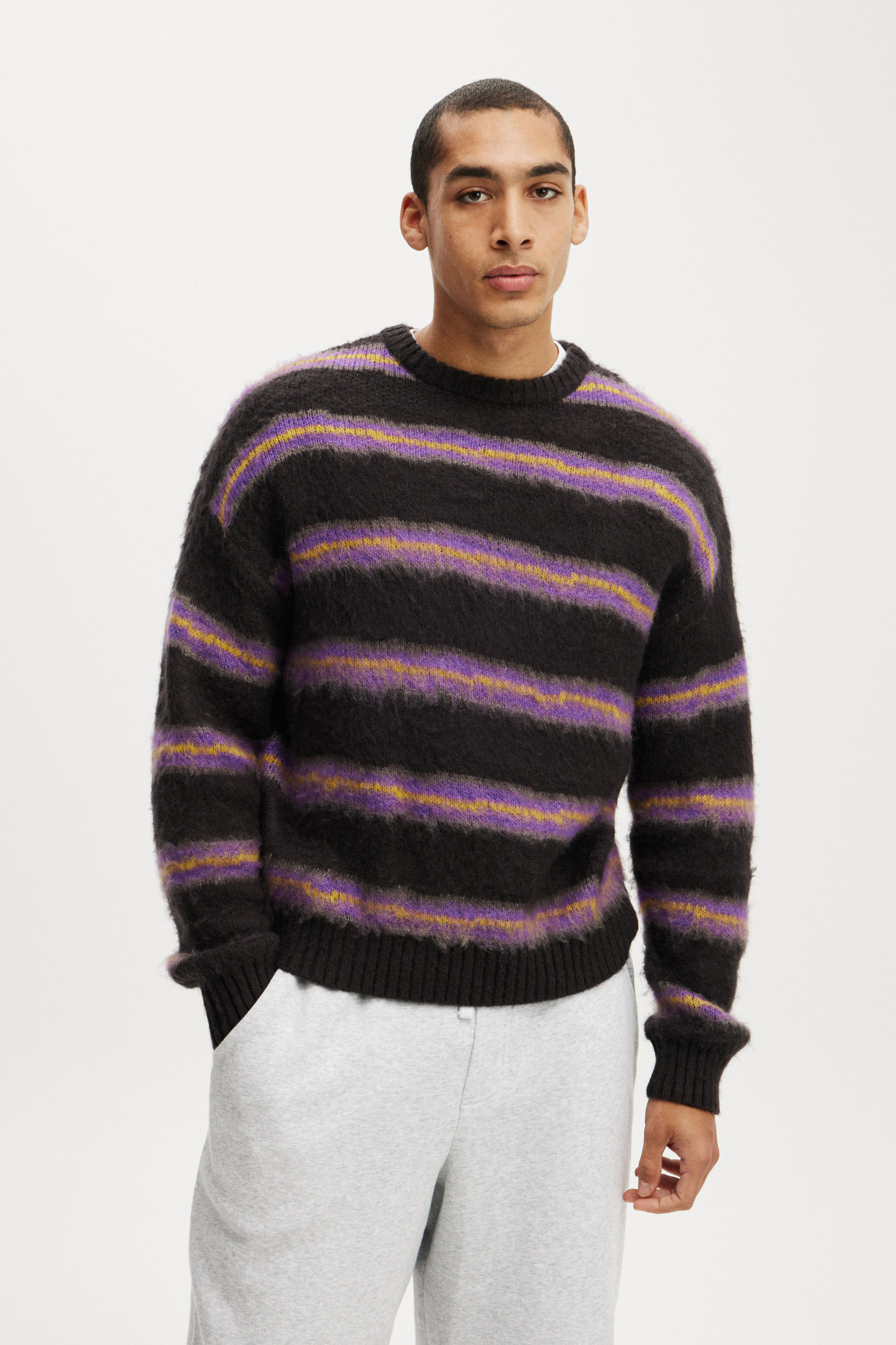 Box Fit Fuzzy Crew Knit black stripe